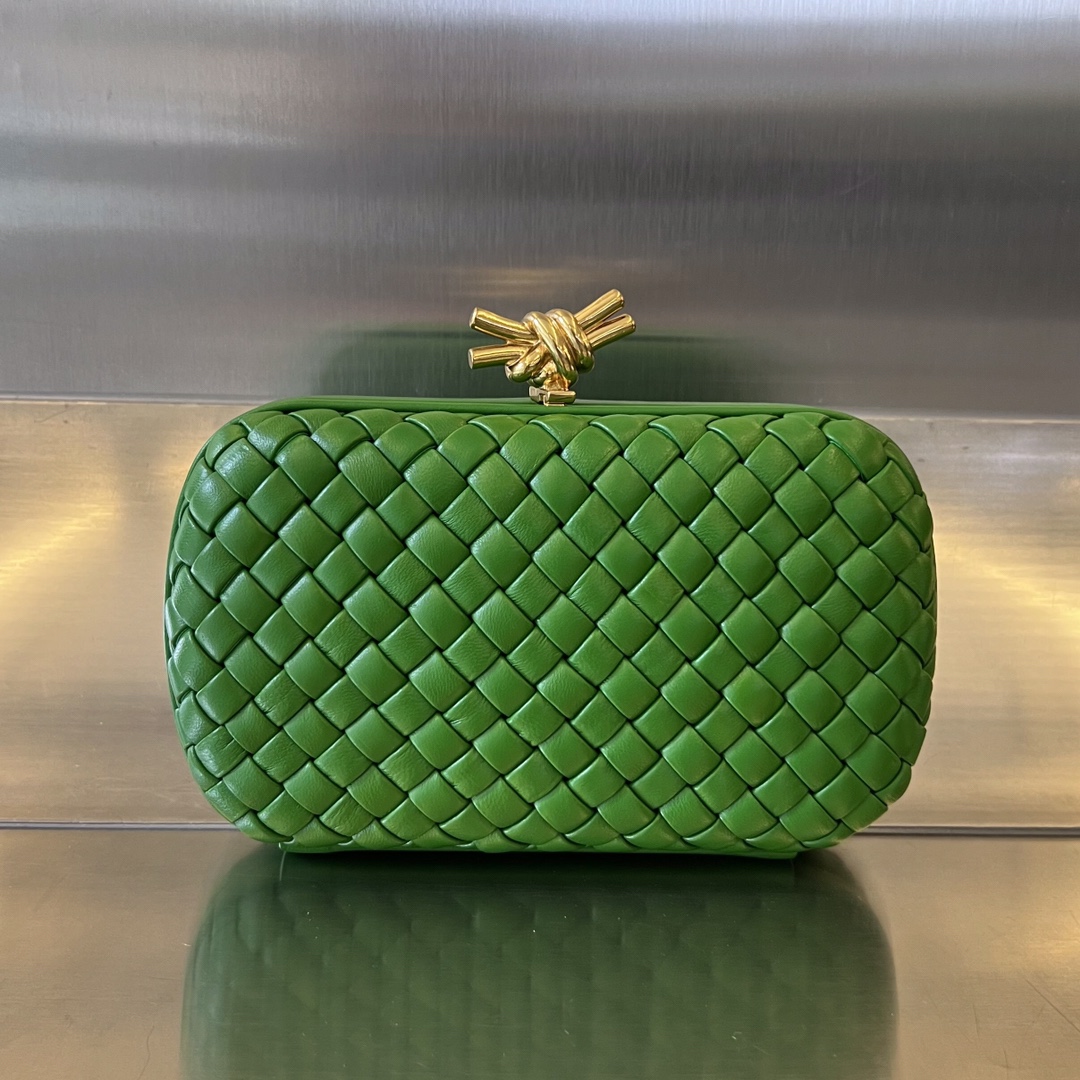 Knot Padded Intreccio Leather Clutch Green